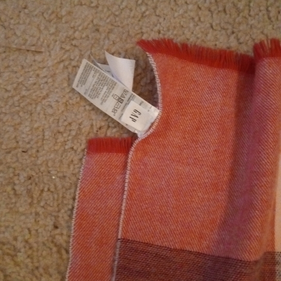 GORGEOUS NEW Gap 25"x82" Pink Plaid Tasseled Shawl/Wrap - Picture 3 of 5